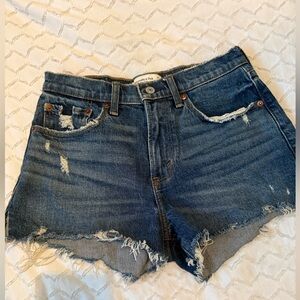 Abercrombie & Fitch the mom short mid rise
Dark Blue Distressed Denim